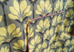 The louisa Dress yellow flowers Detail Tasche